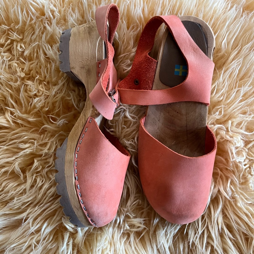 Authentic Swedish clogs from the brand MIA in coral. Size 39 euro or 8.5 USA.